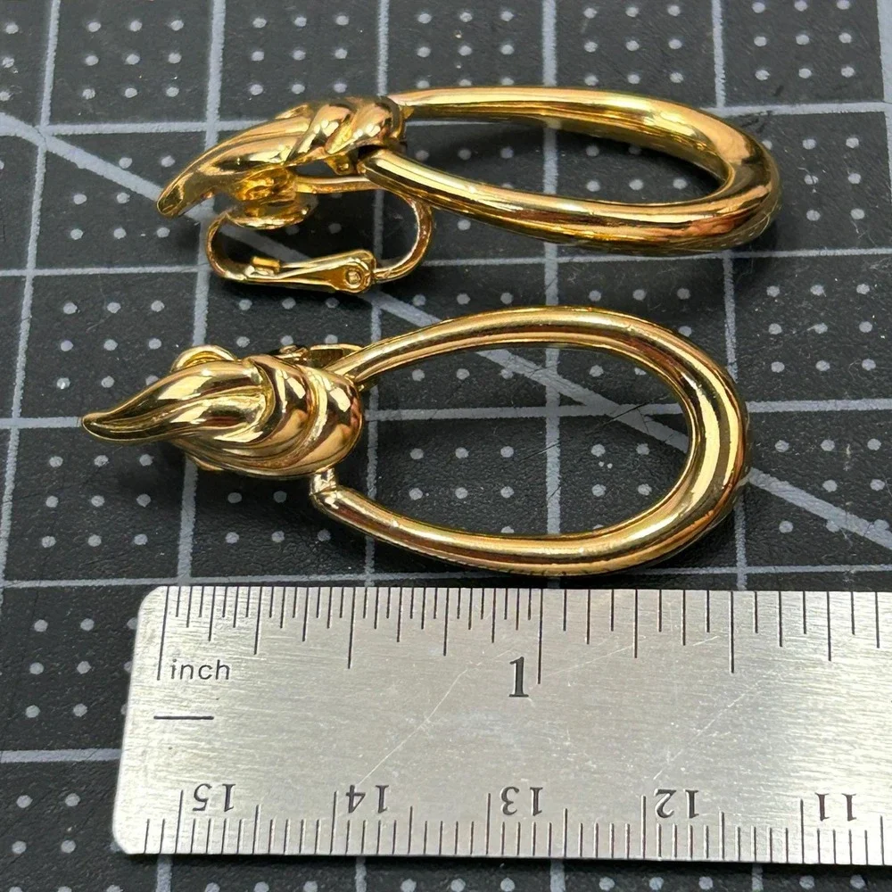 Trifari Vintage Gold Tone‎ Clip On Hoop Earrings Leaf Detail Never Worn